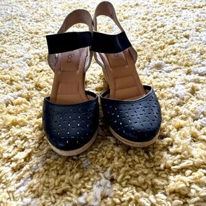 Platform Me Too sandals size 9.5